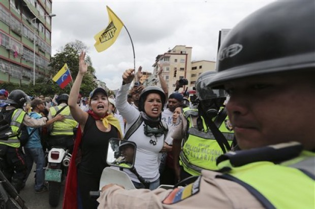 Un grupo de madres opositoras protesta frente a sede militar en Caracas