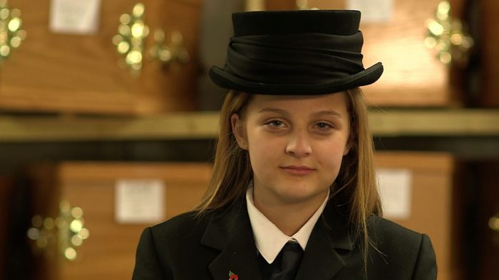 [VIDEO] La niña que ayuda a organizar funerales con solo 12 años