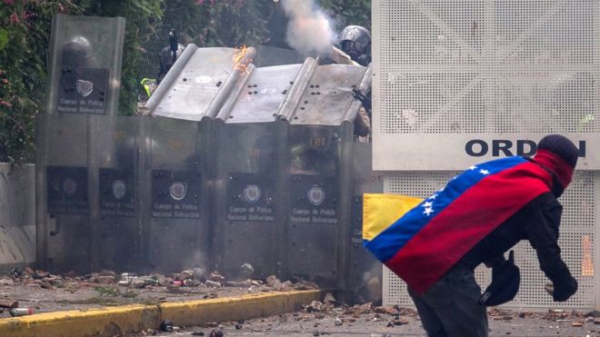 Las muertes por las protestas en Venezuela se elevan a 37 mientras las mujeres se alistan para marchar este sábado