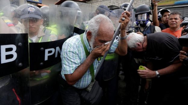 Gas pimienta contra bastones: así fue la «marcha de los abuelos» que protestó contra el gobierno Nicolás Maduro en Venezuela