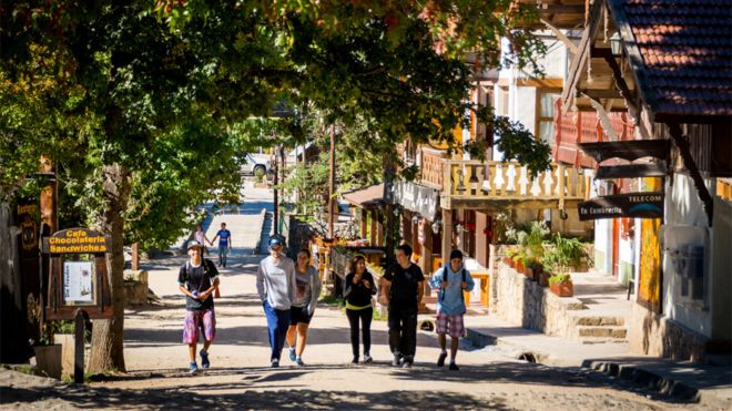 Cómo se vive en La Cumbrecita, un pueblo totalmente peatonal en Argentina y por qué puede ser un ejemplo para otros