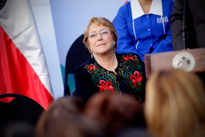 Bachelet se pone tenida de campaña y obliga a Piñera a contestar sobre subsidios habitacionales entregados durante su gobierno: «Eran de papel»