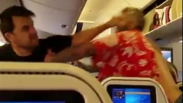 [VIDEO] Brutal pelea entre dos pasajeros retrasa hora y media vuelo de Tokio a Los Ángeles