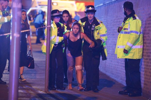 Lo que se sabe del ataque suicida que dejó al menos 22 muertos y 59 heridos, entre ellos niños, tras un concierto de Ariana Grande en Manchester