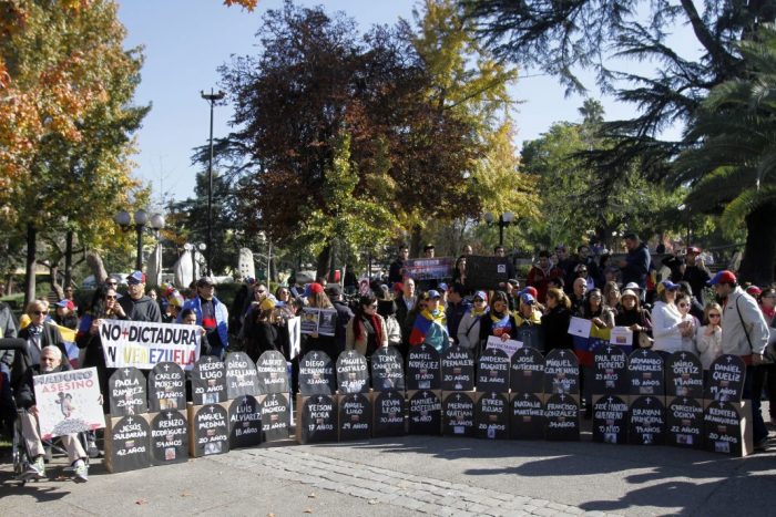 Venezolanos en Chile protestan contra Gobierno de Maduro cerca de la embajada