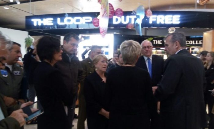 [VIDEO] El momento en que evacúan a la Presidenta Bachelet del aeropuerto de Auckland