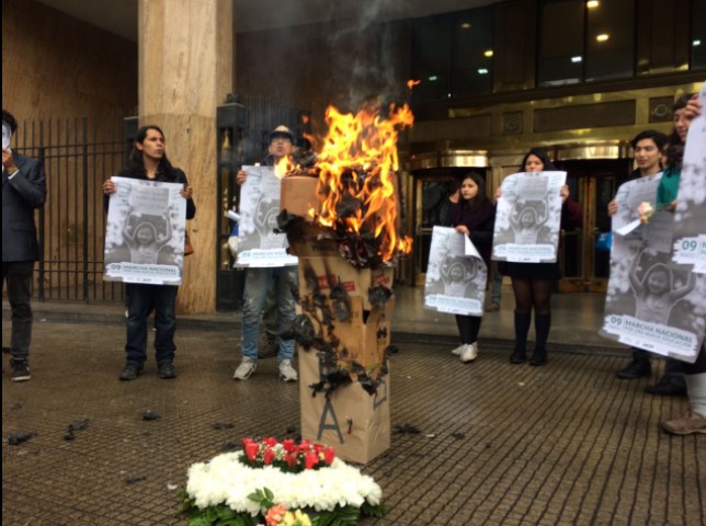 [VIDEO] Estudiantes exigen condonación del CAE y «queman deuda» frente al Banco Estado