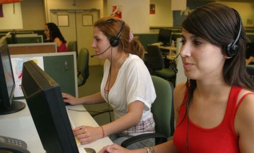 Trabajadora de call center relata discriminación sexista y abuso laboral que sufren mujeres en estas empresas