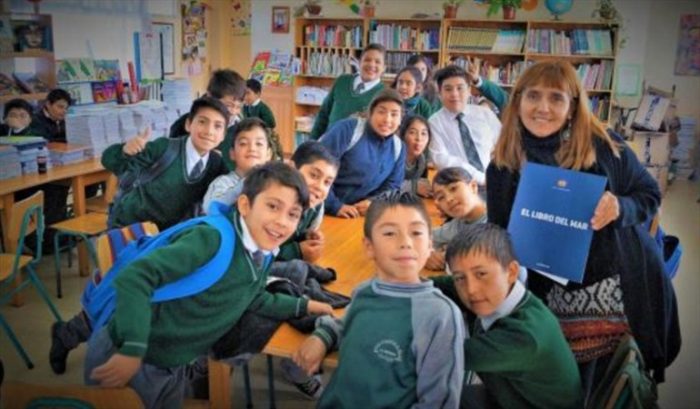 «El Libro del Mar», texto que explica demanda marítima boliviana fue repartido en liceo de La Serena