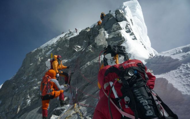 Parte histórica del Everest se derrumba marcando «el fin de una era»
