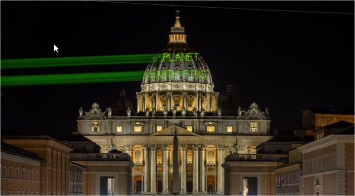 Greenpeace proyecta mensaje para Trump en el Vaticano antes de su visita al Papa Francisco