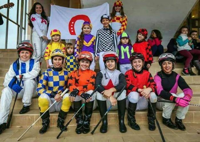 Jocketas latinas se toman la hípica