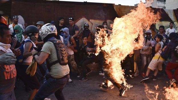 «Un crimen de odio»: Maduro denuncia que le prendieron fuego a un simpatizante del gobierno durante las protestas en Venezuela