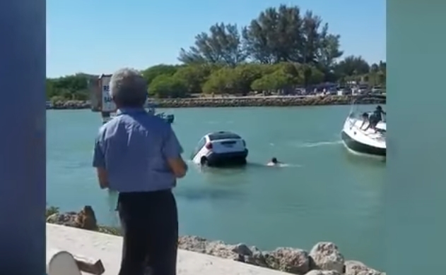 [VIDEO] El angustiante intento de salvar a un padre y su hija de su auto luego de caer al mar