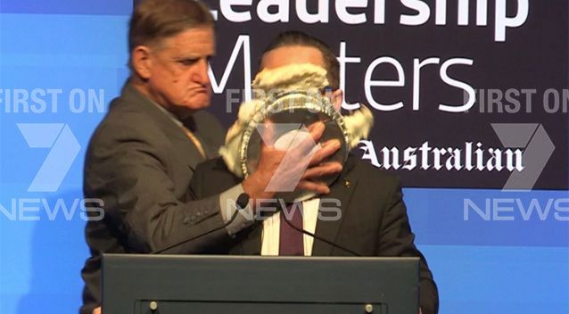[VIDEO] El momento en que el CEO de Qantas Airlines recibe un tortazo en la cara durante discurso en Australia