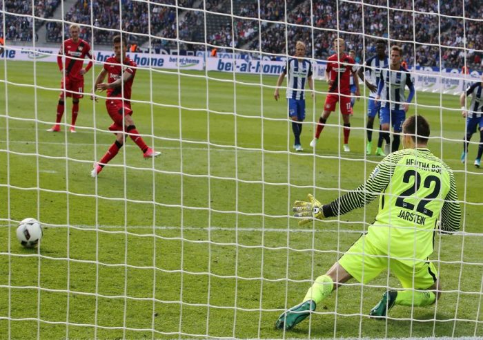 [VIDEO] La especialidad de la casa: Charles Aránguiz anota de penal en goleada del Bayer Leverkusen