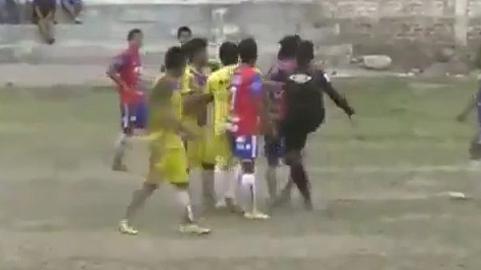 [VIDEO] Insólito: Árbitro cobra venganza contra jugador que lo había golpeado y lo patea