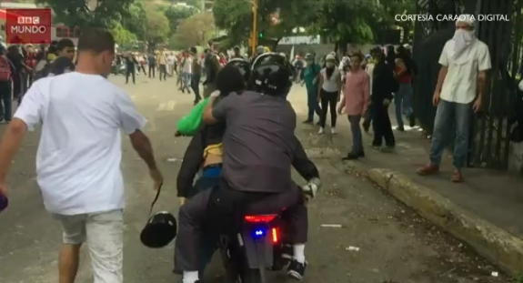 [VIDEO] El momento en que llevan herido hasta una ambulancia a Armando Cañizales, quien murió tras una protesta en Venezuela