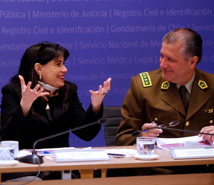 Documento revelaría que general Villalobos y Javiera Blanco recibieron sobresueldo con cargo a gastos reservados de Carabineros