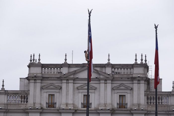 [FOTOS] Hombre se desnuda y trepa mástil de bandera frente a La Moneda