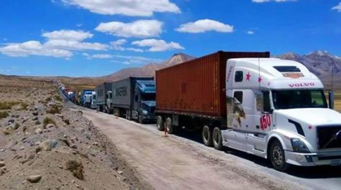 Gobierno boliviano lleva alimentos a camioneros parados en frontera con Chile