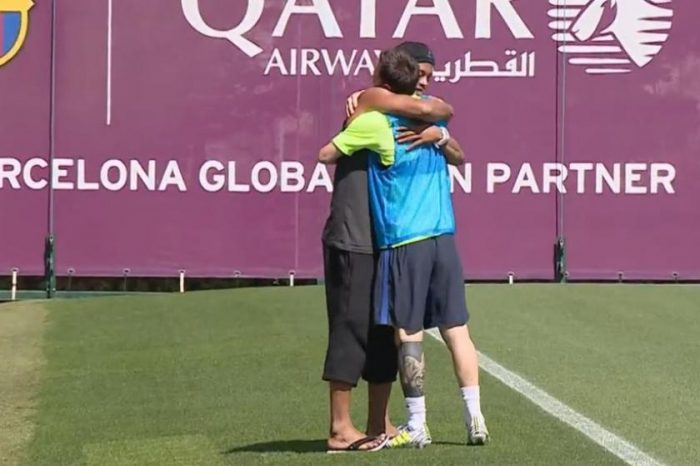 [VIDEO] Ronaldinho sorprende a Lionel Messi y jugadores del Barcelona con inesperada visita a su entrenamiento