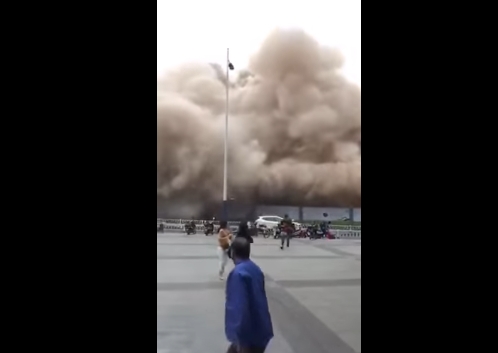 [VIDEO] El gran susto que se llevaron transeúntes al derrumbarse un edificio en China