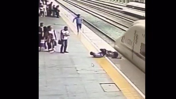 [VIDEO] Empleado ferroviario en China salvó a mujer que se lanzó a un tren