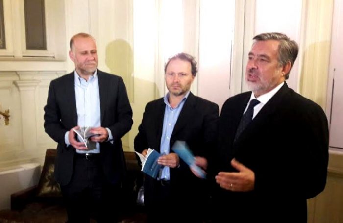 Senadores del PS entregan a Guillier libro sobre reactivación económica y educación superior