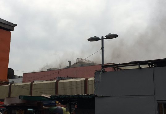 Incendio destruye local de mall en pleno barrio Meiggs