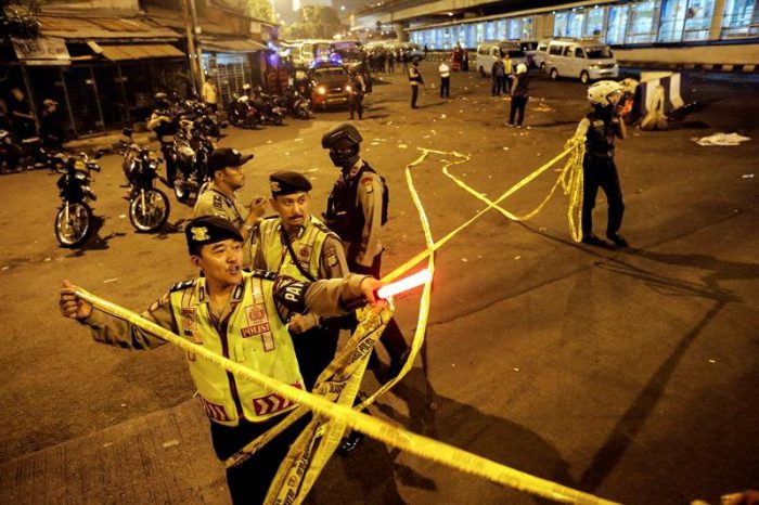 Al menos cinco muertos y diez heridos en atentado bomba suicida en Indonesia