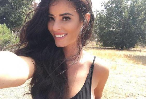 Modelo de Playboy posa desnuda en cumbre de un volcán y despierta el enojo de los maoríes