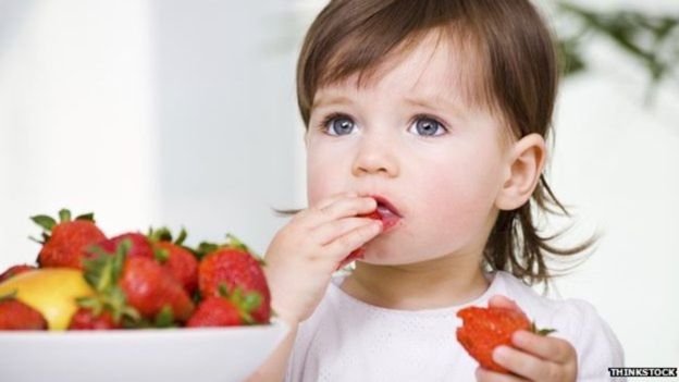 Por qué los niños menores de un año no deberían beber jugo de fruta, según pediatras estadounidenses