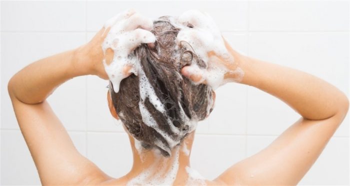 Esta sería la forma correcta de lavar el cabello según un experto