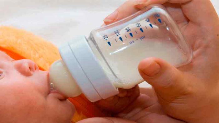 Bebés que nacen por cesárea tienen mayor riesgo de ser alérgicos a la leche de vaca