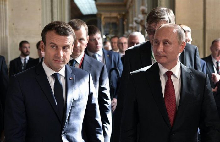 Macron mide fuerzas con Putin en un intenso primer encuentro en Versalles