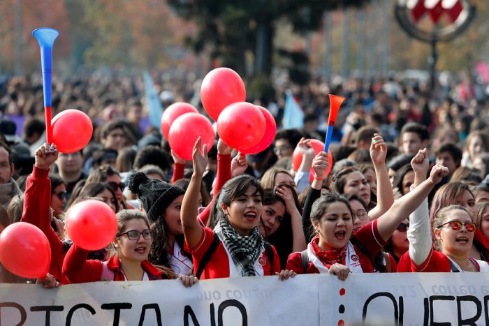 [FOTOS] Estudiantes vuelven a marchar por la Alameda para pedir el fin del CAE