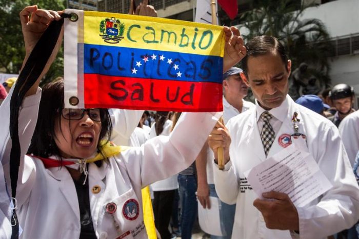 [VIDEO] La marcha de los médicos en Caracas a favor y en contra de la Constituyente convocada por Maduro
