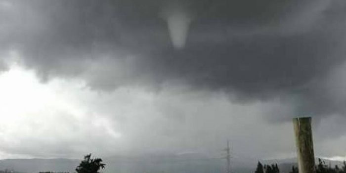 [VIDEO] El inusual «mini» tornado causado por los fuertes vientos en la comuna de Quillota