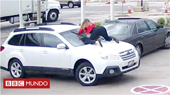 [VIDEO] La intrépida mujer que saltó sobre su auto para evitar que se lo robaran
