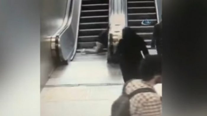 [VIDEO] Niño se viraliza al quedar atrapado en unas escaleras mecánicas de Estambul