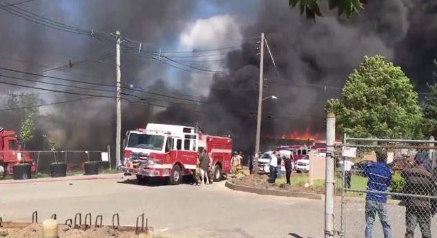 [VIDEO] Las primera imágenes tras estrellarse avión ejecutivo que dejó dos muertos en Nueva Jersey, Estados Unidos