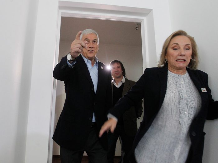 [FOTOS] El «tropiezo» de Cecilia Morel en la inauguración del nuevo comando de Piñera