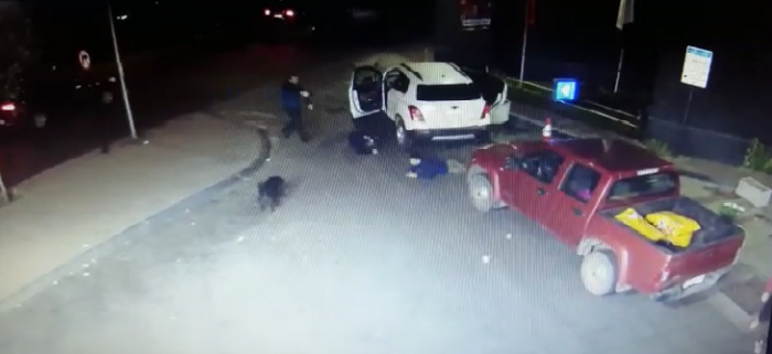 [VIDEO] El momento en que un funcionario de la PDI frustra violento asalto a una familia en Santiago
