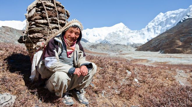 Por qué los sherpas pueden subir al Everest sin cansarse (y no es porque estén entrenados para hacerlo)