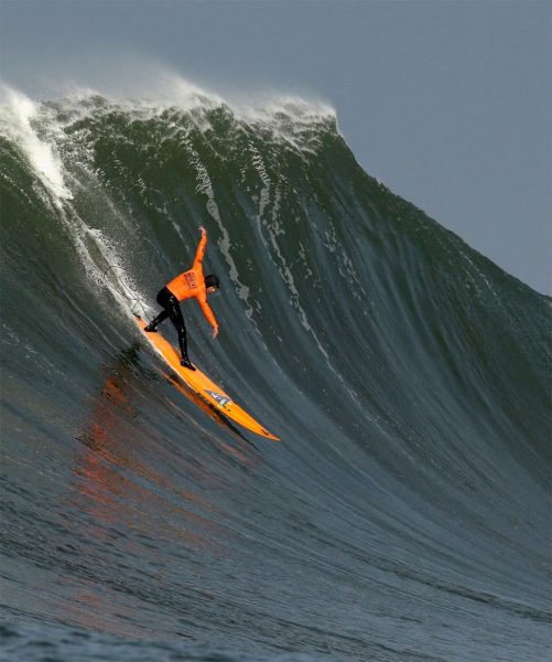 La titánica lucha de unas mujeres por surfear las Mavericks, las olas gigantes más peligrosas del mundo