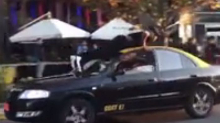 [VIDEO] Taxista atropella a joven con el que mantenía una discusión en Providencia