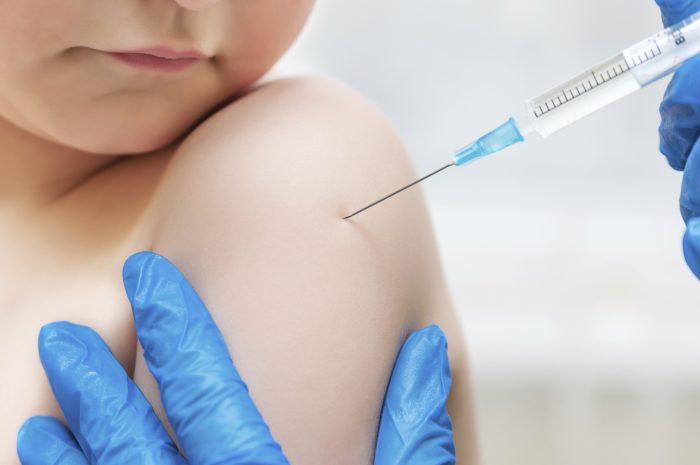 Experta desmiente supuestos riesgos de las vacunas