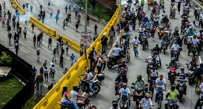 Opositores venezolanos cierran calles en protesta a la Asamblea Nacional Constituyente