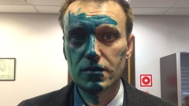 Qué es el «zelyonka», el líquido verde con el que están atacando a opositores en Rusia